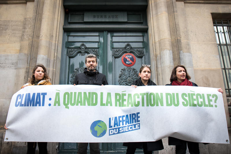 Les 4 associations de l'Affaire du Siècle tenant une bannière "à quand la réaction du siècle" à Paris en 2019 pour dénoncer l'inaction climatique de l'Etat